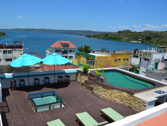 Imagen de la piscina del Hotel Isla De Flores. Foto 7