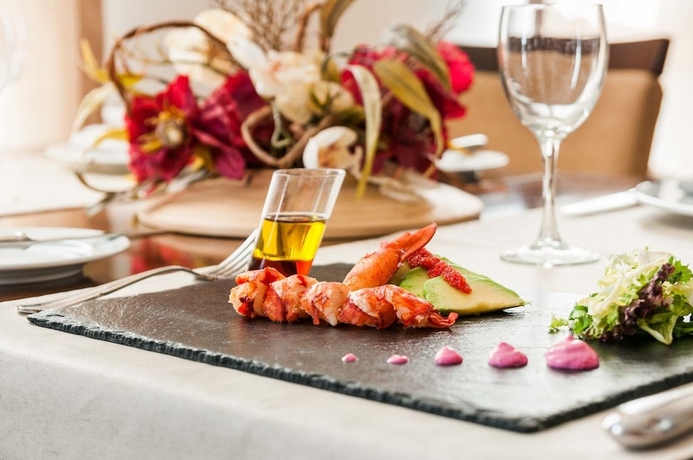 Imagen del bar/restaurante del Hotel Isla De La Garena. Foto 4