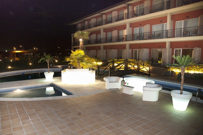 Imagen de los exteriores del Hotel Isla De La Garena. Foto 13