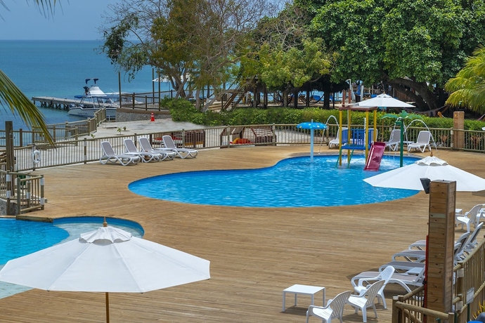 Imagen de la piscina del Hotel Isla del Encanto. Foto 16