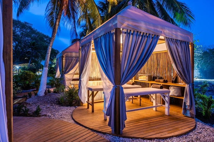 Imagen de la piscina del Hotel Isla del Encanto. Foto 19