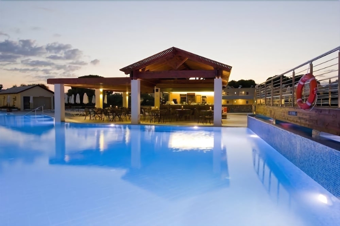 Imagen de la piscina del Hotel Island Blue. Foto 12