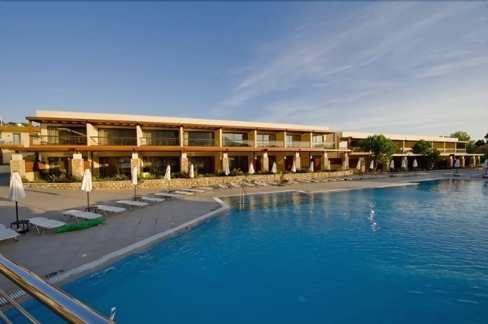 Imagen de la piscina del Hotel Island Blue. Foto 13