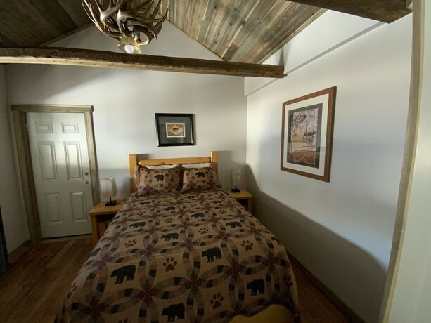 Imagen de la habitación del Hotel Island Park Lodge. Foto 10