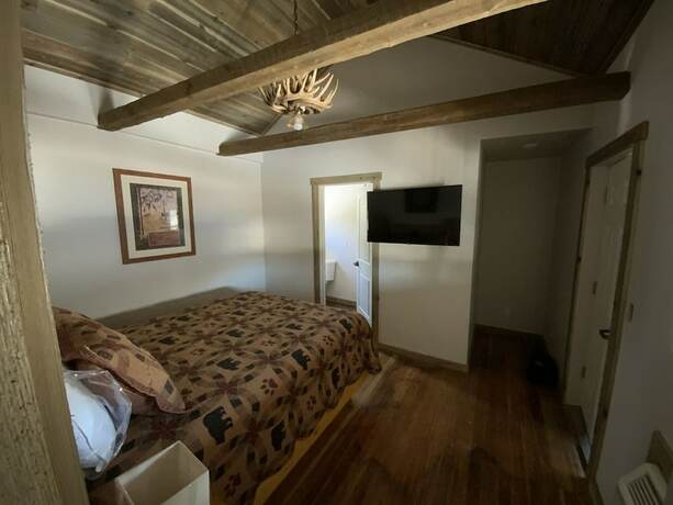 Imagen de la habitación del Hotel Island Park Lodge. Foto 12