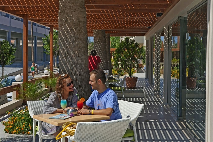 Imagen del bar/restaurante del Hotel Island Resorts Marisol. Foto 6