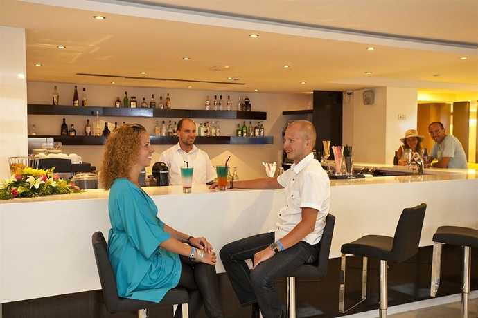 Imagen del bar/restaurante del Hotel Island Resorts Marisol. Foto 7