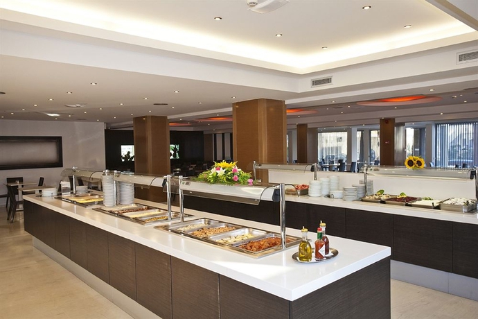 Imagen del bar/restaurante del Hotel Island Resorts Marisol. Foto 9