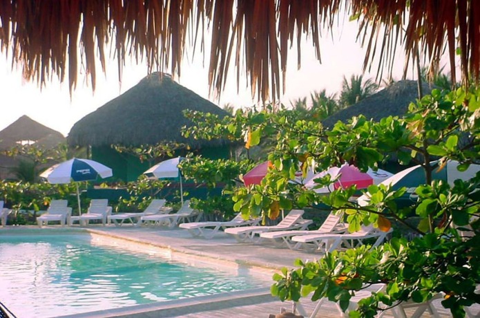 Imagen de la piscina del Hotel Isleta de Gaia. Foto 8