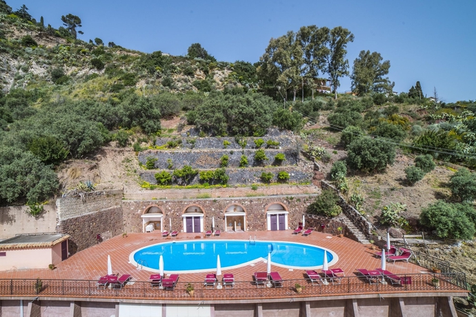 Imagen de la piscina del Hotel Isola Bella. Foto 14