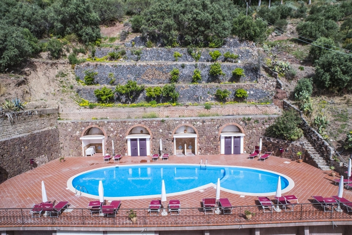 Imagen de la piscina del Hotel Isola Bella. Foto 15