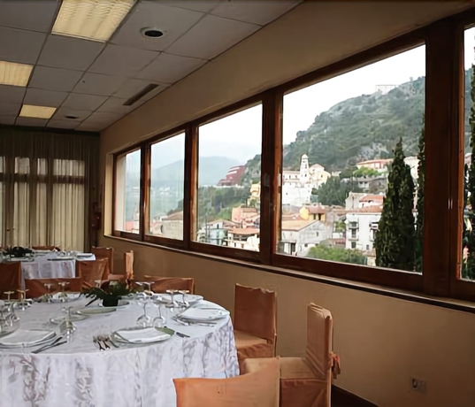 Imagen del bar/restaurante del Hotel Isola Di Lauria. Foto 2