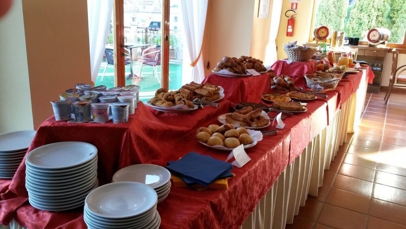 Imagen del bar/restaurante del Hotel Isola Di Lauria. Foto 4