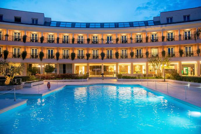 Imagen de la piscina del Hotel Isola Sacra Rome Airport. Foto 20