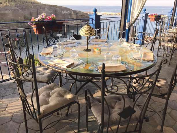 Imagen del bar/restaurante del Hotel Isolabella, Ventotene. Foto 6
