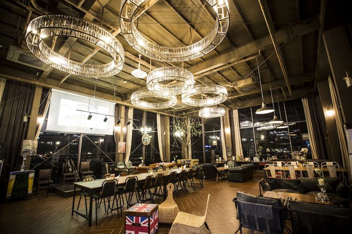 Imagen del bar/restaurante del Hotel Isquare Hotel. Foto 2