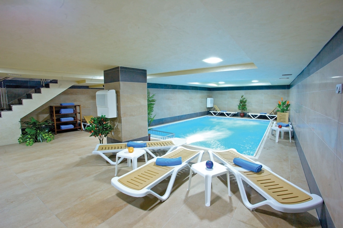 Imagen de la piscina del Hotel Istanbul Trend. Foto 14