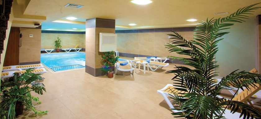 Imagen de la piscina del Hotel Istanbul Trend. Foto 16