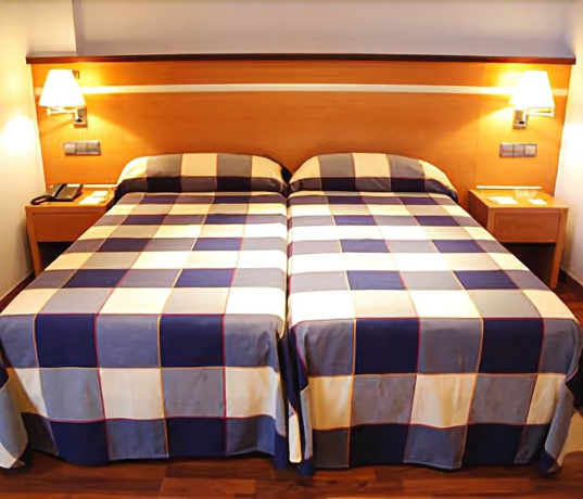 Imagen de la habitación del Hotel Isur Llerena. Foto 14