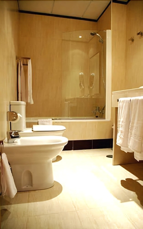 Imagen de la habitación del Hotel Isur Llerena. Foto 17