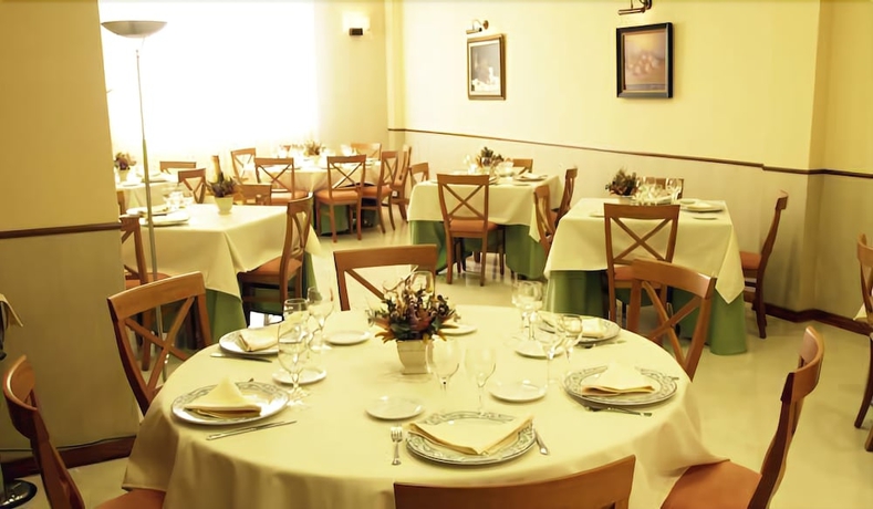 Imagen del bar/restaurante del Hotel Isur Llerena. Foto 7