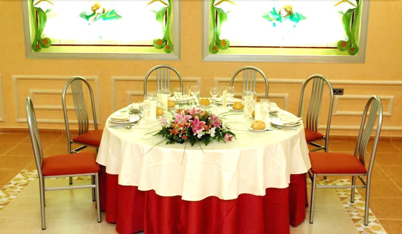 Imagen del bar/restaurante del Hotel Isur Llerena. Foto 10