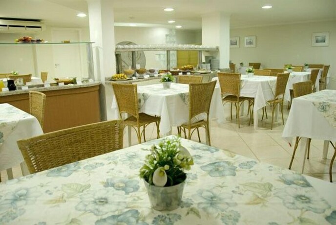 Imagen del bar/restaurante del Hotel It&aacute;lia, Balne&aacute;rio Cambori&uacute;. Foto 12