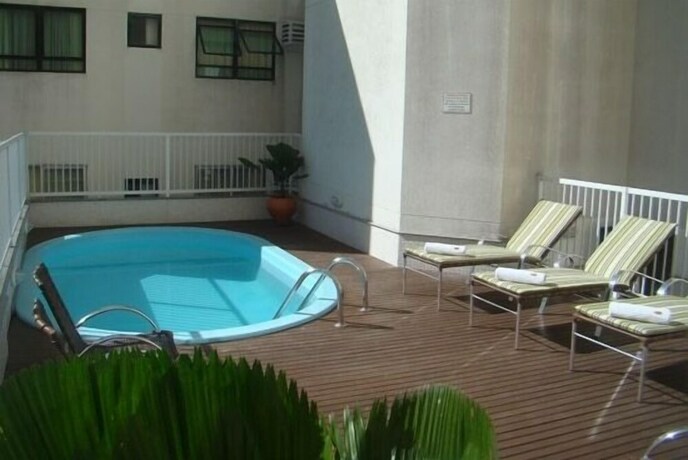 Imagen de la piscina del Hotel It&aacute;lia, Balne&aacute;rio Cambori&uacute;. Foto 34