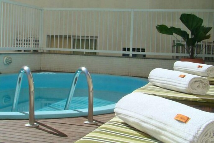 Imagen de la piscina del Hotel It&aacute;lia, Balne&aacute;rio Cambori&uacute;. Foto 36