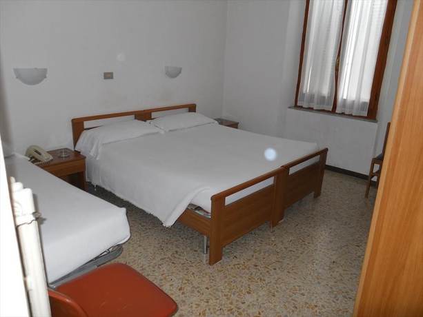 Imagen de la habitación del Hotel Italia, ANCONA. Foto 5