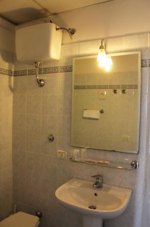 Imagen de la habitación del Hotel Italia, ANCONA. Foto 10