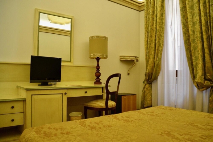 Imagen de la habitación del Hotel Italia, Foligno. Foto 6