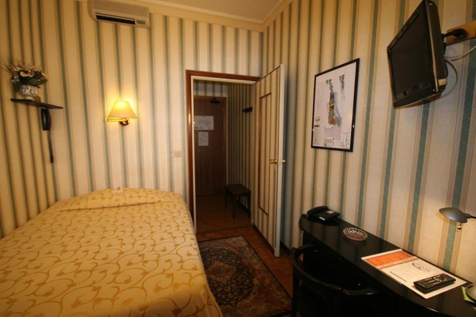 Imagen de la habitación del Hotel Italia, MANTUA. Foto 6