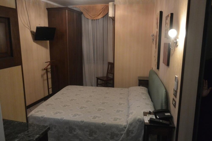 Imagen de la habitación del Hotel Italia, MANTUA. Foto 9