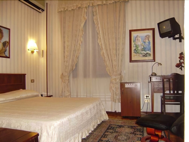 Imagen de la habitación del Hotel Italia, MANTUA. Foto 13