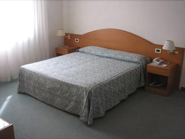 Imagen de la habitación del Hotel Italia, Ravenna. Foto 7