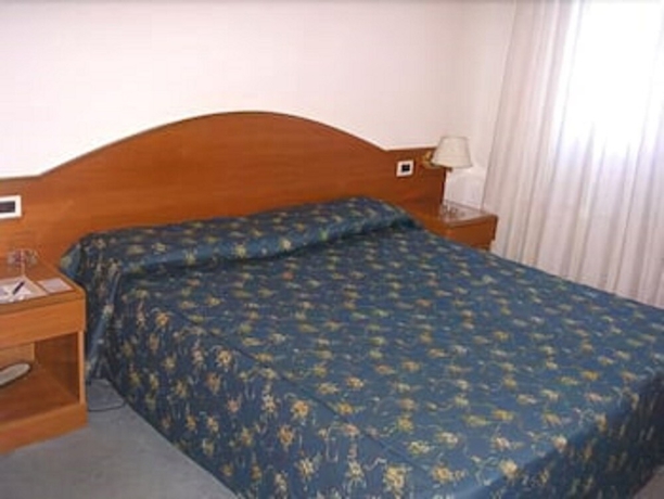 Imagen de la habitación del Hotel Italia, Ravenna. Foto 13