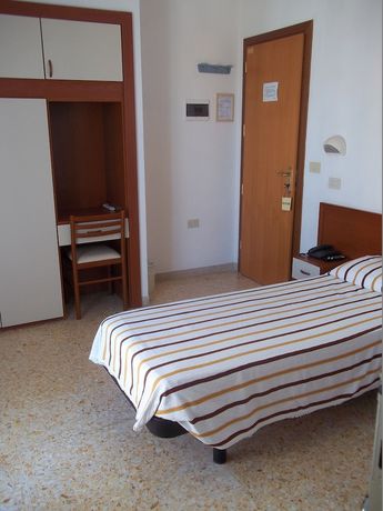 Imagen de la habitación del Hotel Italia, Senigallia. Foto 10