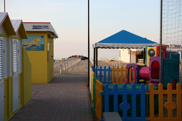 Imagen de los exteriores del Hotel Italy. Foto 7