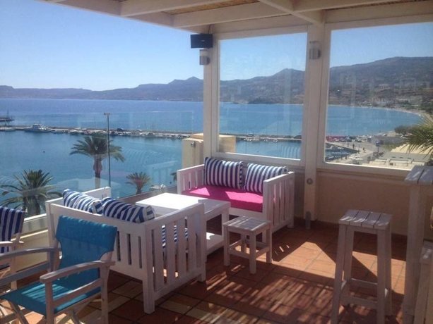 Imagen del bar/restaurante del Hotel Itanos. Foto 10