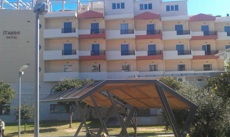 Imagen de los exteriores del Hotel Itanos. Foto 13