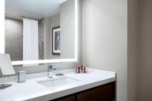 Imagen de la habitación del Hotel Ithaca Marriott Downtown On The Commons. Foto 19