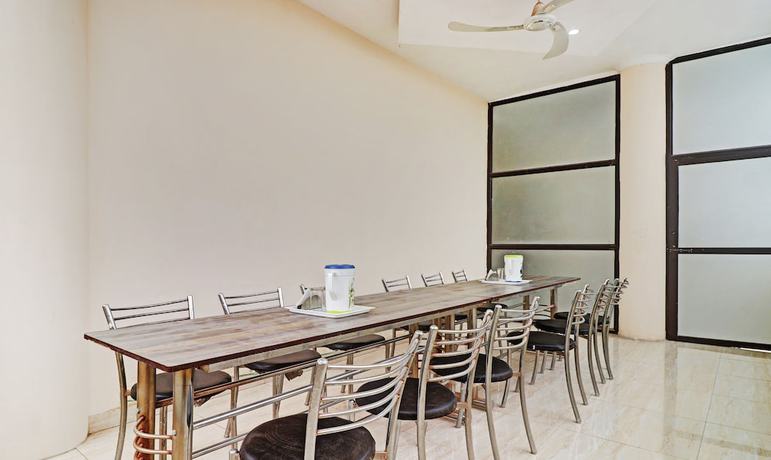 Imagen del bar/restaurante del Hotel Itsy By Treebo - Albie Stay Inn. Foto 2