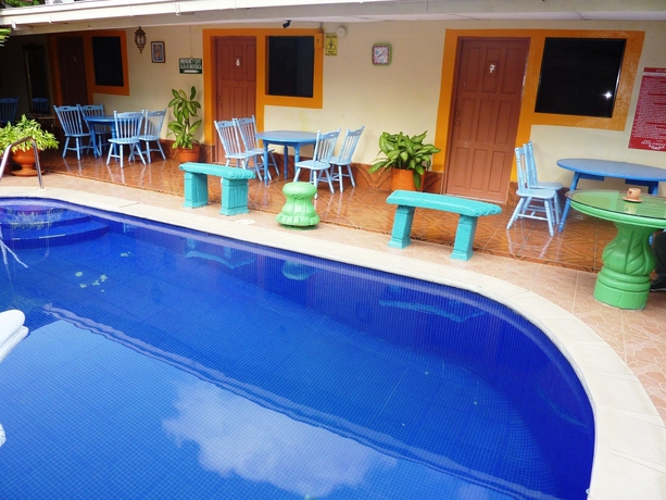 Imagen de la piscina del Hotel Ivania's. Foto 16