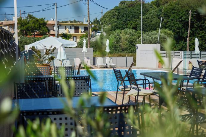 Imagen de la piscina del Hotel Ivory Serenity. Foto 6