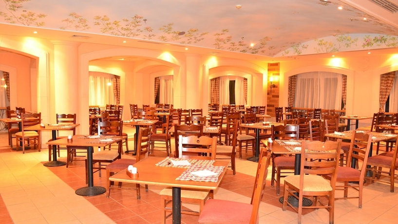Imagen del bar/restaurante del Hotel Ivy Cyrene Island Aqua Park Resort. Foto 6