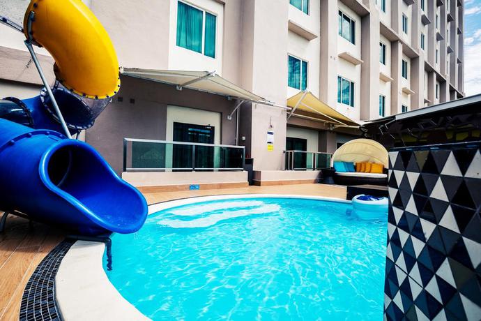 Imagen de la piscina del Hotel Ixora. Foto 11