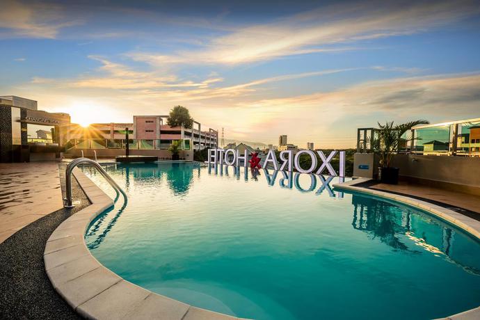 Imagen de la piscina del Hotel Ixora. Foto 12