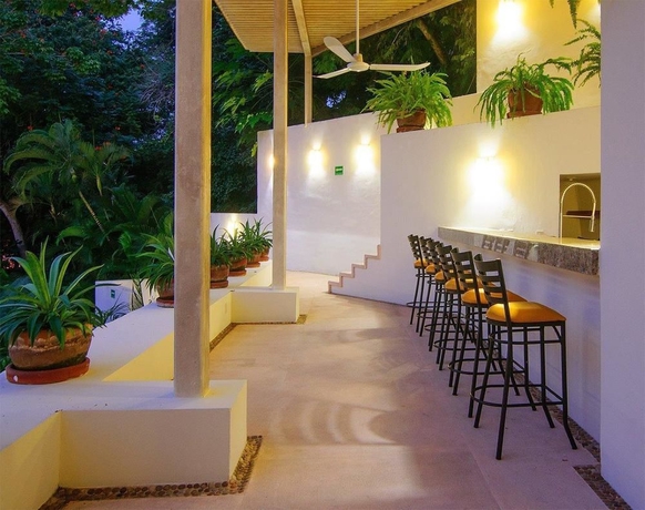 Imagen del bar/restaurante del Hotel Ixzi Plus and Villas. Foto 2
