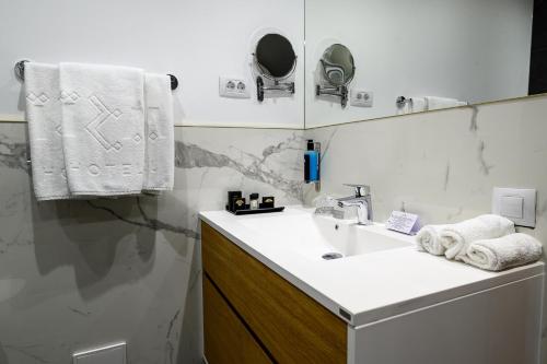 Imagen de la habitación del Hotel Iza. Foto 20